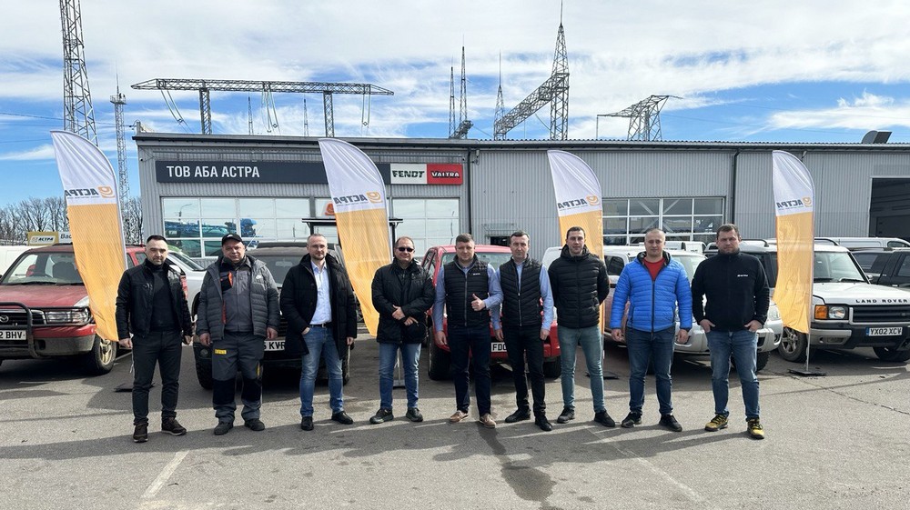 Віра в Перемогу об'єднує дилерів с.-г. техніки з різних країн